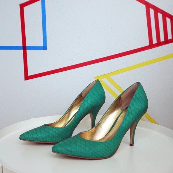 GUESS Turquoise Snake Skin Pump